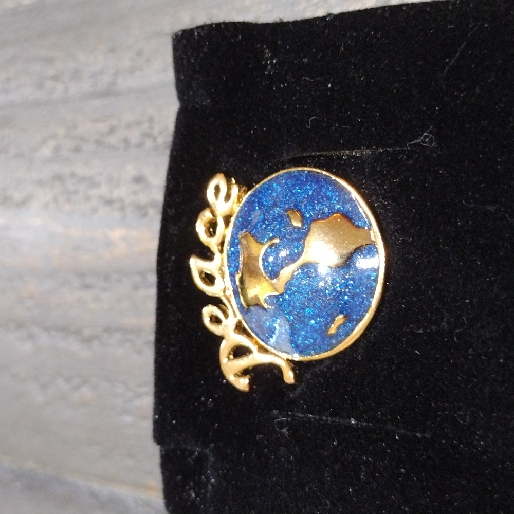 🎁🎄 VINTAGE AVON 1992 ENAMEL PEACE PIN - Picture 2 of 6